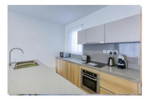 Peaceful 2BR Seaside Penthouse - by HostMT