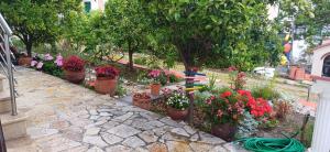 Παραθαλάσσιο διαμέρισμα με κήπο στον Αγιόκαμπο