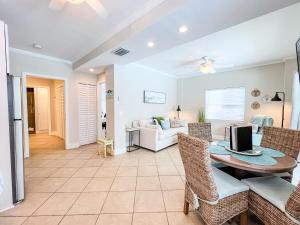 100 from the beach, Charming 1BR Beachside Retreat