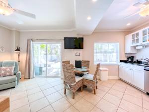 100 from the beach, Charming 1BR Beachside Retreat