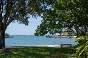 Historic Bayshore Cottage walk to Bay & Ringling