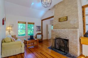 Historic Bayshore Cottage walk to Bay & Ringling