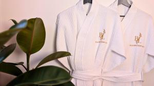 Bella Luna Luxury Suites - Warm & Modern Apt Near Old Town & Museums