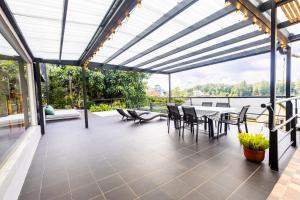 Cabaña familiar BANIA con vista del embalse al lado de la piedra