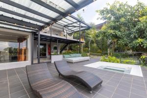 Cabaña familiar BANIA con vista del embalse al lado de la piedra