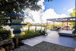 Cabaña familiar BANIA con vista del embalse al lado de la piedra