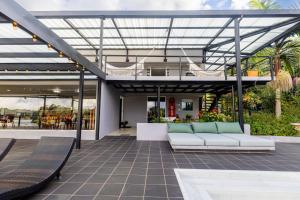 Cabaña familiar BANIA con vista del embalse al lado de la piedra