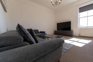 Charming 2-Bed Penthouse - Free Parking