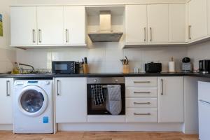 Charming 2-Bed Penthouse - Free Parking