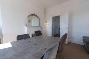 Charming 2-Bed Penthouse - Free Parking