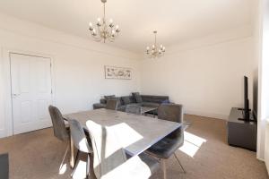 Charming 2-Bed Penthouse - Free Parking