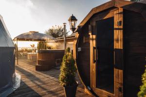 Waterfront Glamping - Private hot tube, sauna & sunset view
