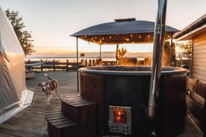 Waterfront Glamping - Private hot tube, sauna & sunset view