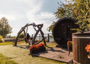 Waterfront Glamping - Private hot tube, sauna & sunset view