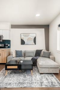 2BR in Downtown with Parking