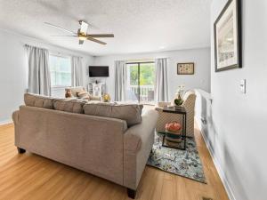 Salty Seagrove, Sleeps 6 , Walk to Beach, Community Pool