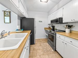 Salty Seagrove, Sleeps 6 , Walk to Beach, Community Pool