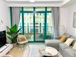 Cozy 1BR Stay in Dubai Marina Near Beach and Tram