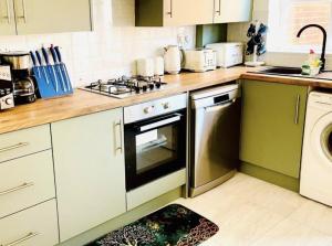 3-Bedroom Gem in Manchester with Free Parking