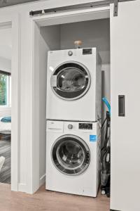 DT 2br 2bath Modern Apartment