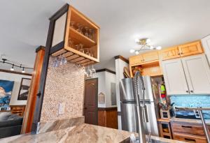 Leatherbark 203B 2BR 2BA Renovated Spacious Fireplace Close to Village