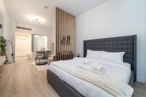 Luxury Upgraded Palm Studio with Marina and Yacht Views