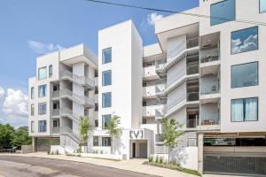 Lovely River View Walk to Downtown has Garage and Balcony