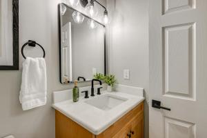 Pool Table and Hot Tub! Home 1 Mi to GSM Natl Park