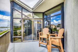 Riverfront Marker 33 with Sunset Views, Walk to Flagler & 3rd Ave, Pet Friendly, Pool & Hot Tub