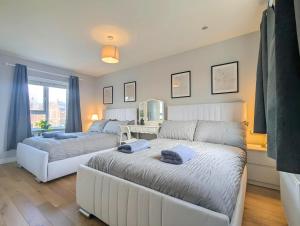 Spacious 5BR Home in Central Liverpool Parking