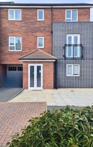 Spacious 5BR Home in Central Liverpool Parking