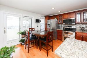 Eastie Roomy 3BR with Easy City and Airport Access