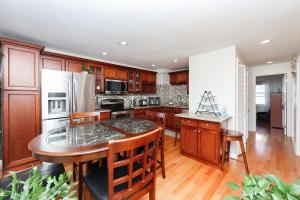 Eastie Roomy 3BR with Easy City and Airport Access