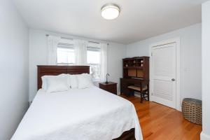 Eastie Roomy 3BR with Easy City and Airport Access