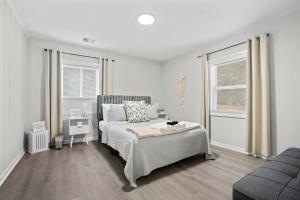 10 Min to Downtown - Smart Tvs - Fast Wi-Fi