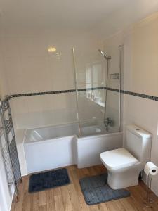 Quarto privativo em uma casa com outros quartos e banheiro compartilhado