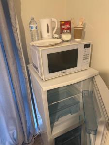 Quarto privativo em uma casa com outros quartos e banheiro compartilhado