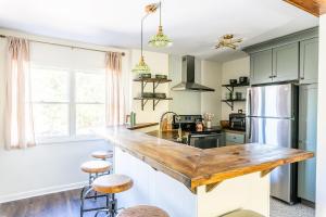 Modern Beech Mountain Getaway with Fireplace and Slope Views