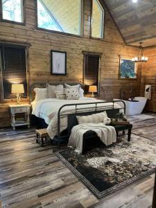 The Adirondack Honeymoon Hot Tub Soaking Tub Wood Burning Fireplace - 4-gwiazdkowe hotele w mieście Stephens Gap