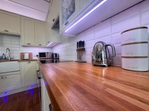 Elegant Apartment in City Centre With Balcony