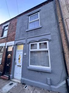 Stylish and colourful home in Stoke-on-Trent with free parking