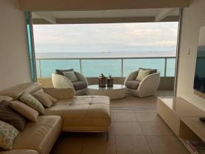 Beach front Ocean view, pool Family Apt Salinas