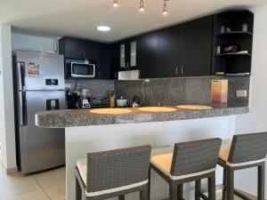 Beach front Ocean view, pool Family Apt Salinas