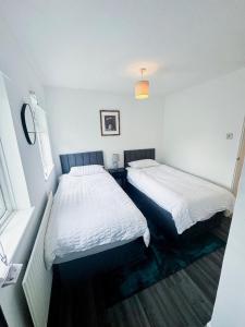 Modern 2-Bed w Parking & Garden