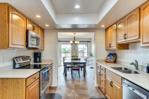 Mtn-View Townhome with Pools 5 Mi to Sabino Canyon!