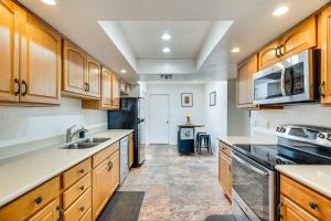 Mtn-View Townhome with Pools 5 Mi to Sabino Canyon!