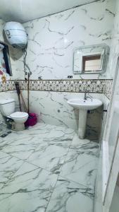 شقة علي البحر مباشرة غرفتين و رسيبشن مكيفة