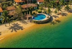 Casa em condomínio com praia particular