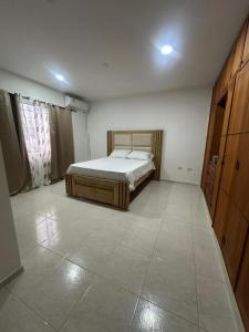 Apartamento con cinco habitaciones y parqueadero