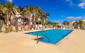 Serene Zen King Bed Condo - Half Mile from Beach